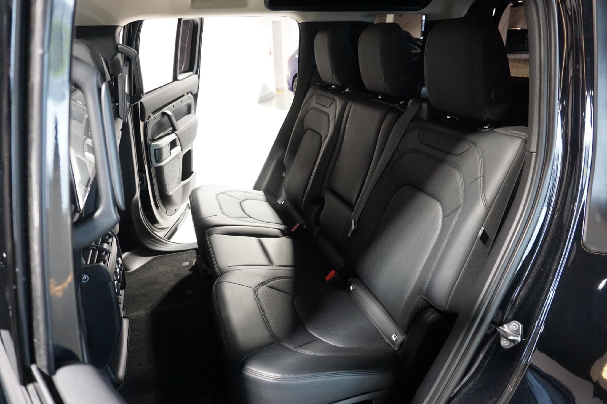 Land Rover Defender 110 3.0 D250 MHEV SE SUV 5dr Diesel Auto 4WD Euro 6 (s/s) (250 ps)